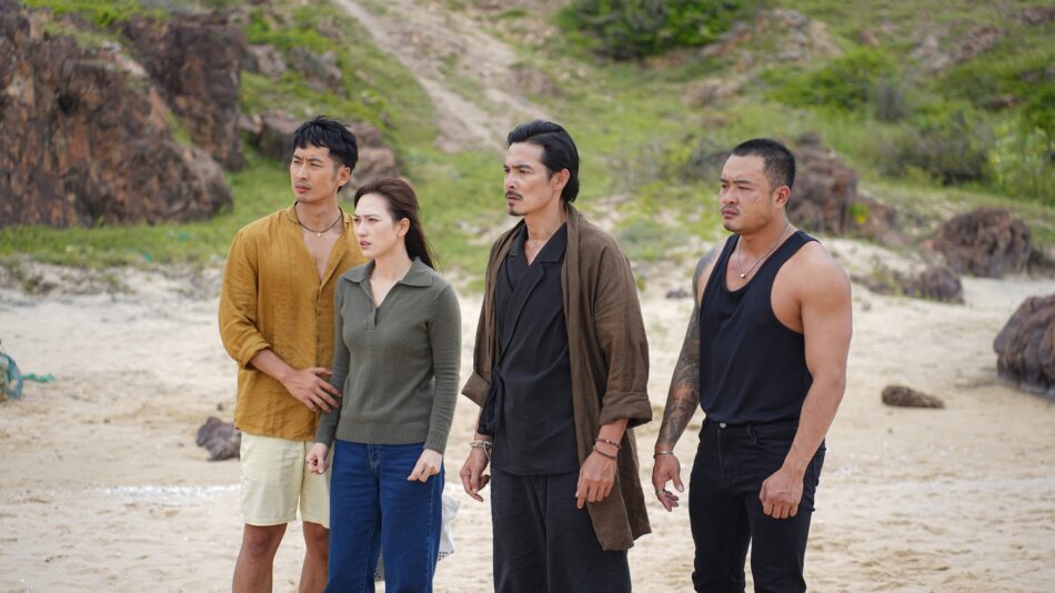 Một điều đáng tiếc trong phim Báu vật trời cho là cách kể chuyện rời rạc, có phần hơi lan man.