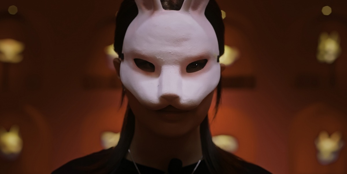 Thỏ ơi mang một màu sắc khá u ám, phản ánh những góc khuất trong tâm lý và những mối quan hệ độc hại của những nhân vật trong phim.