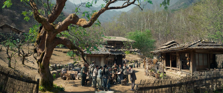 Ngôi làng Gwangcheon-gol, bối cảnh chính trong phim Dưới bóng diện hạ, một ngôi làng nghèo nàn, thiếu thốn nằm sâu trong vùng núi hoang vu.