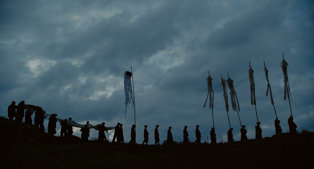 Đại cảnh đoàn đưa tàng tại bản thực sự hùng vĩ.