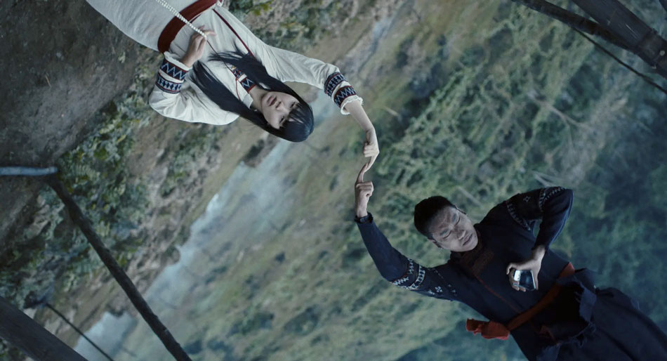 Cảnh trừ tà "độc lạ" nhưng vô cùng đỉnh cao trong phi Phí Phông: Quỷ máu rừng thiêng.