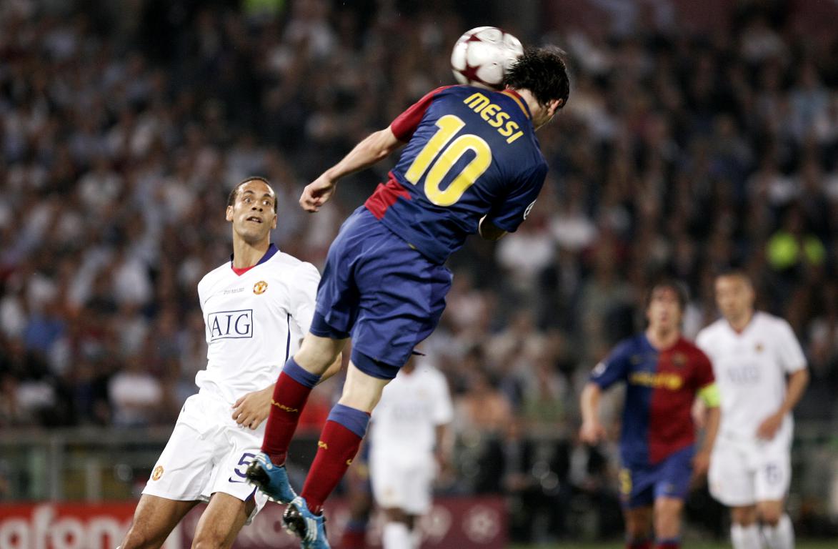 Messi bật cao đánh đầu ghi bàn ấn định tỷ số 2-0 trong trận chung kết UEFA Champion League với Manchester United năm 2009. Nguồn: fcbarcelona.com