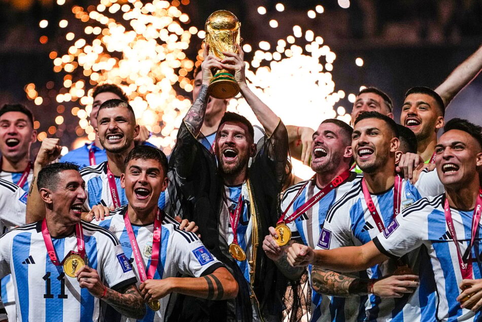 Messi nâng cup vàng FIFA World Cup 2022 cùng các dồng đội.
