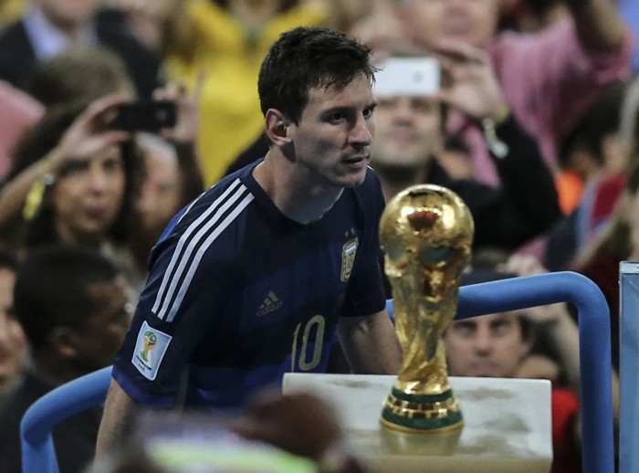 Khoảnh khắc Messi lướt qua mà không thèm nhìn chiếc cúp vàng World Cup 2014 đầy ám ảnh.