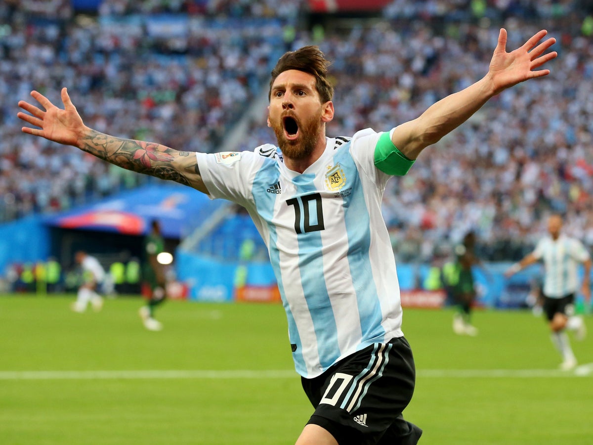 Lionel Messi ghi bàn vào lưới Nigeria cứu rỗi Argentina trong khuôn khổ vòng bảng World Cup 2018. Nguồn: Independent.