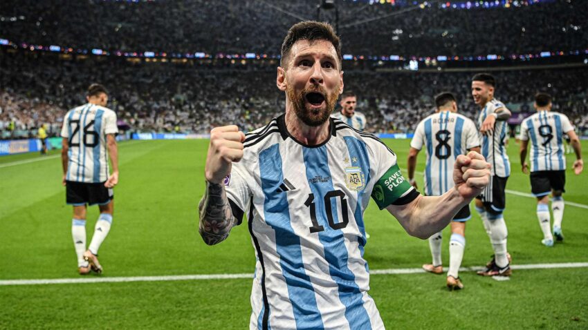 Messi ăn mừng sau bàn thắng cực kỳ quan trọng vào lưới Mexico trong khuôn khổ vòng bảng World Cup 2022. Nguồn: Goal.