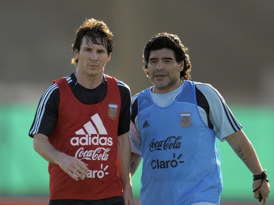 Lionel Messi và Diego Maradona trong thời gian cậu bé vàng là HLV trưởng của đội tuyển Argentina. Nguồn: Independent.