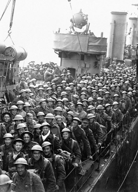 Những người lính trên chuyến tàu di tản khỏi Dunkirk.