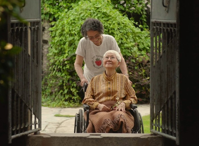 Diệp Thục Nhu và Tạ Nam Chi (bà lão ngồi xe lăn) lúc về già trong lần đầu tiên họ được gặp nhau tại Thái Lan.