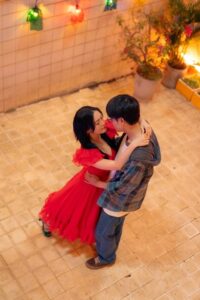 Chất lượng hình ảnh trong phim Cảm ơn người đã thức cùng tôi thực sự rất chỉn chu, ấn tượng và đầy sắc màu, miêu tả thế giới của những kẻ mộng mơ cuồng nhiệt.