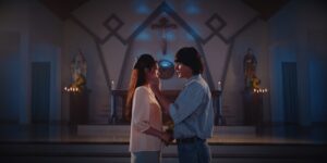 Hẹn em ngày nhật thực là một câu chuyện tình ở thập niên 1990 ngây thơ, trong sáng, sôi nổi nhưng đầy tôn trọng lẫn nhau.