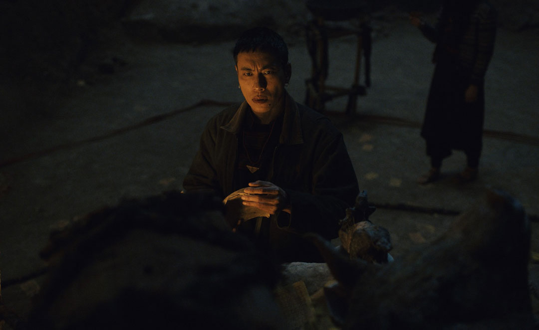 Diễn xuất của Kiều Minh Tuấn là một trong những điểm nhấn làm nên sức hấp dẫn của Phí Phông: Quỷ máu rừng thiêng.