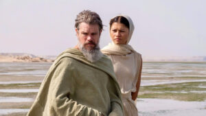 Nhân vật Odysseus (Matt Damon) và nữ thần Athena (Zendaya) trong phim The Odyssey của đạo diễn Christopher Nolan.
