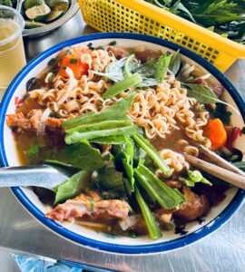 Nhìn tô mì gói bò kho ngập tràn bò hấp dẫn chưa kìa!