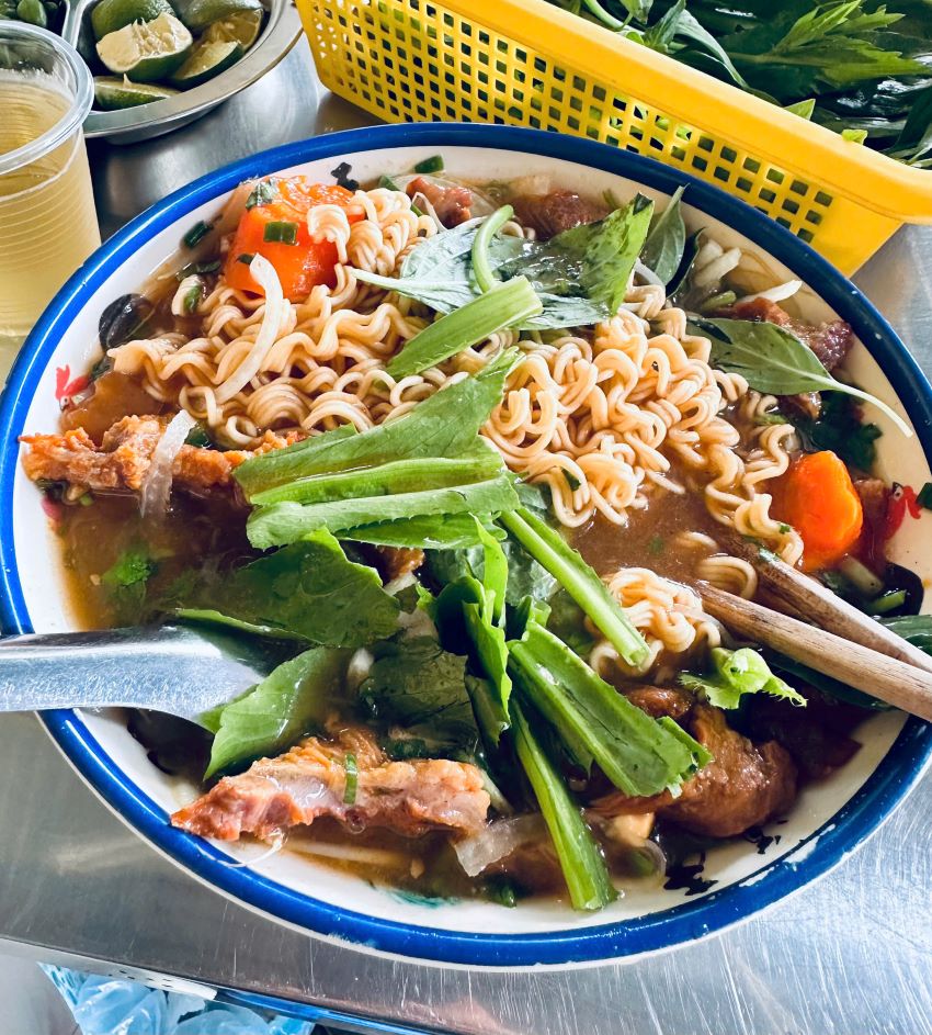 Nhìn tô mì gói bò kho ngập tràn bò hấp dẫn chưa kìa!